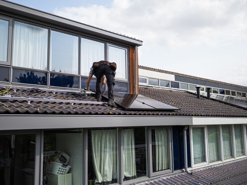 Photovoltaik-Anlage auf einem Dach in der Region Zürich